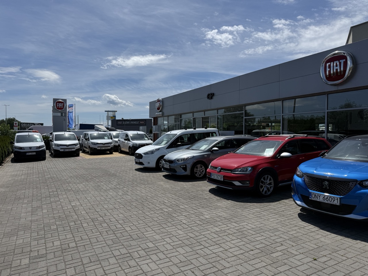 Pylon Fiat i salon GP Nysa
