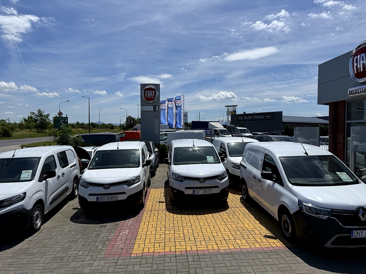 Auta dostawcze Fiat Professional na placu