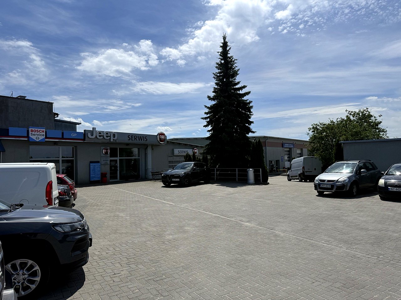 Plac przed serwisem GP Nysa