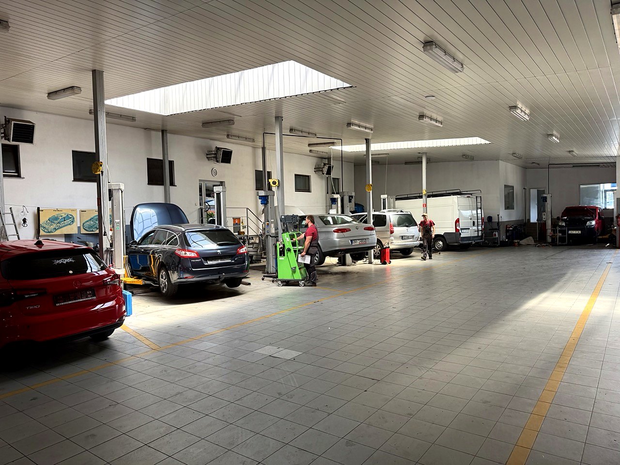 Hala serwisowa GP Nysa — auta na podnośnikach
