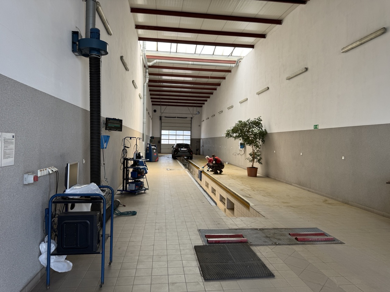Diagnosta bada auto na linii diagnostycznej OSKP GP Nysa